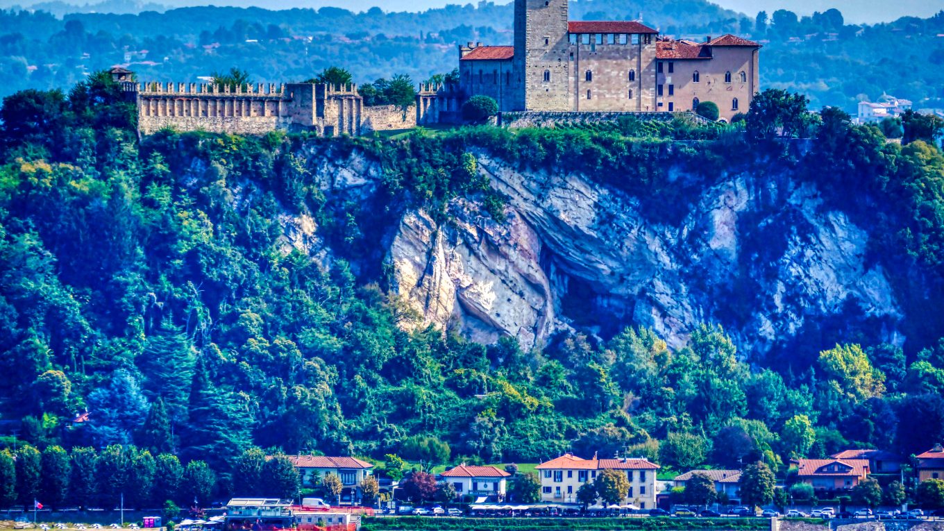 Arona vista sul Lago Maggiore