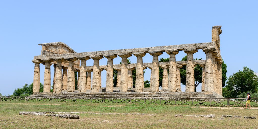 Tempio di Athena nel Parco archeologico di Paestum