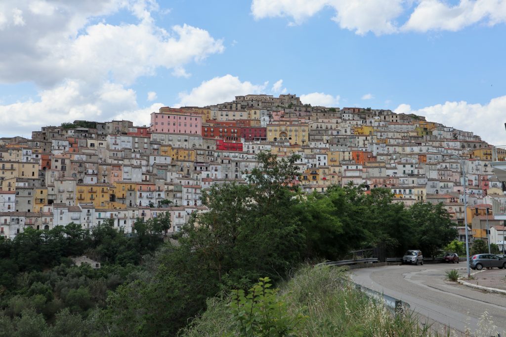 Panorama del borgo di Calitri dalla strada provinciale
