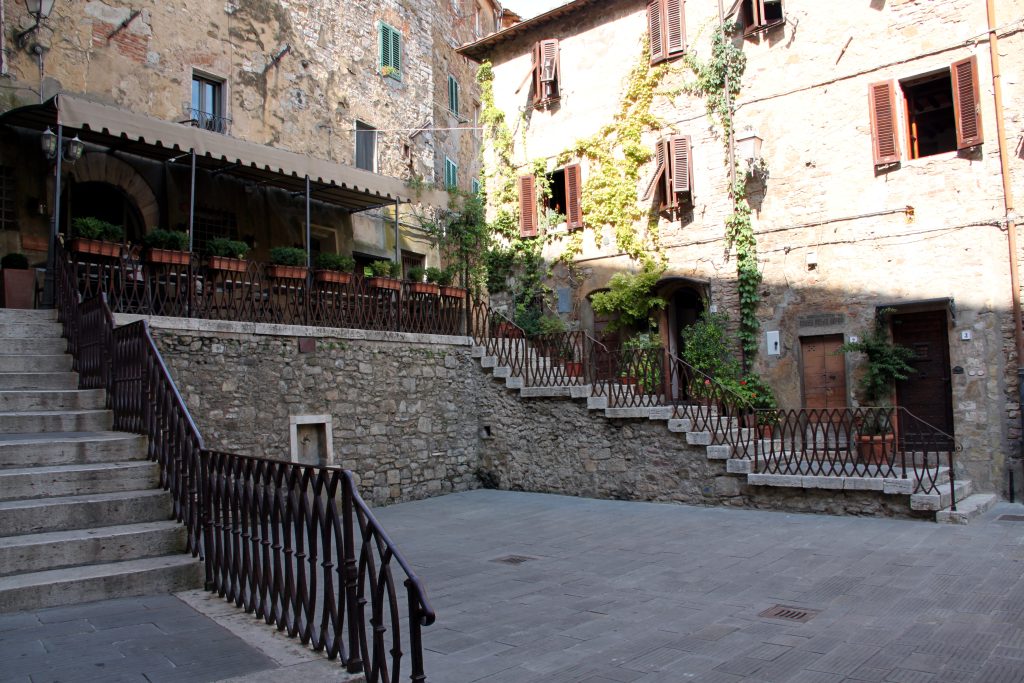 Piazza del Mercato nel centro storico di Campiglia Marittima