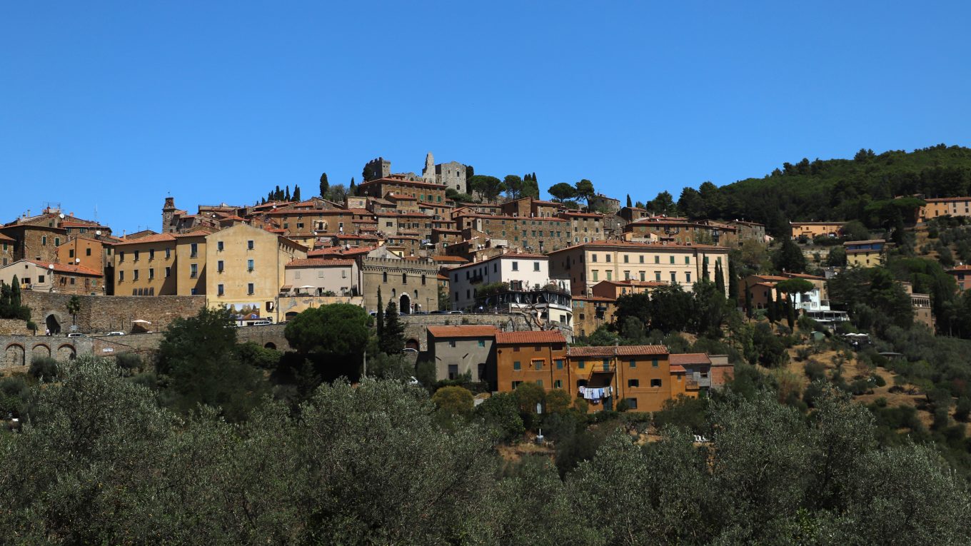 Veduta di Campiglia Marittima dalla pieve di San Giovanni