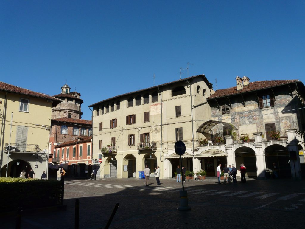 Piazza Sant Agostino nel centro di Carmagnola