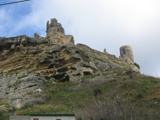 Castello di Cleto dal basso