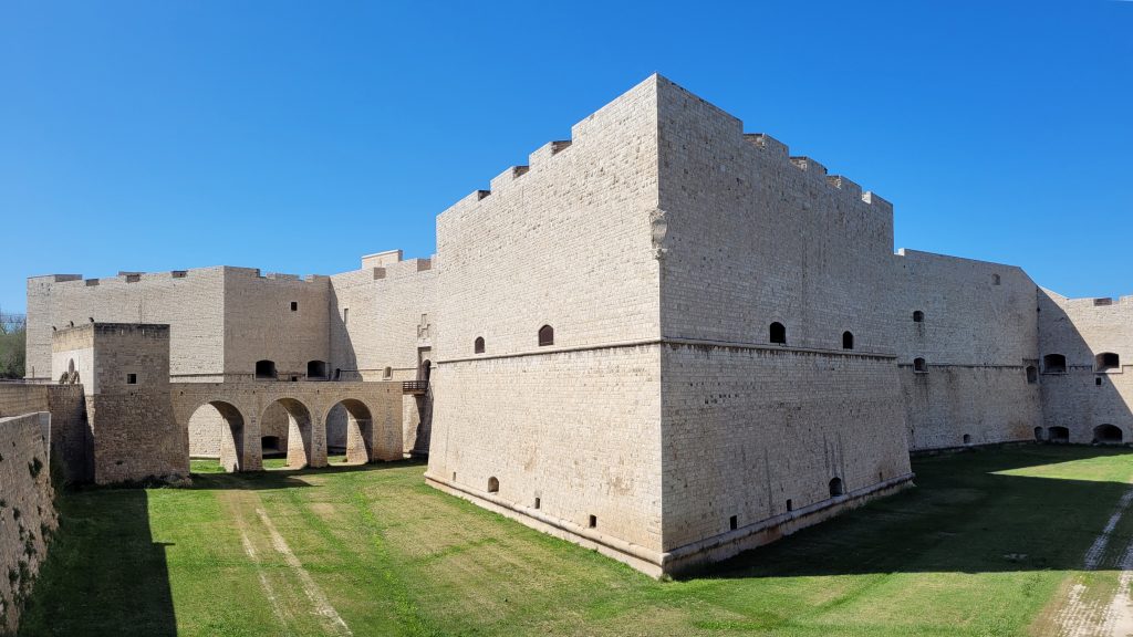 Cortile e architettura del Castello di Barletta