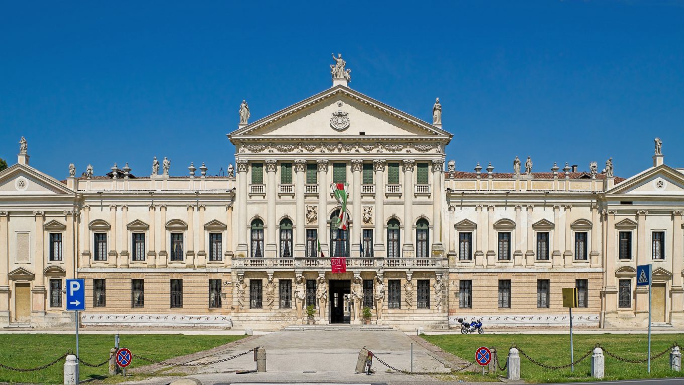 Facciata principale di Villa Pisani a Stra
