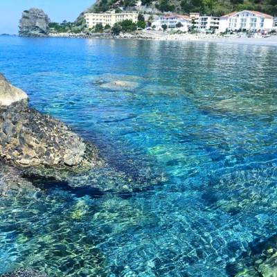 Scogliera di Coreca sul mare di Amantea in Calabria