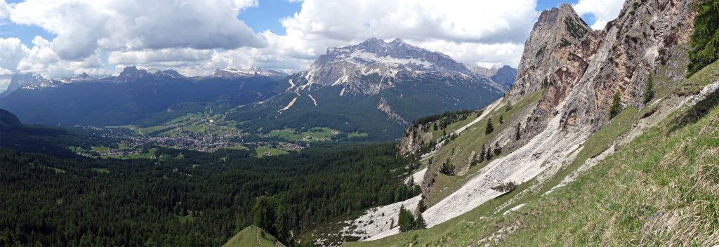 Cortina d’Ampezzo con le montagne intorno