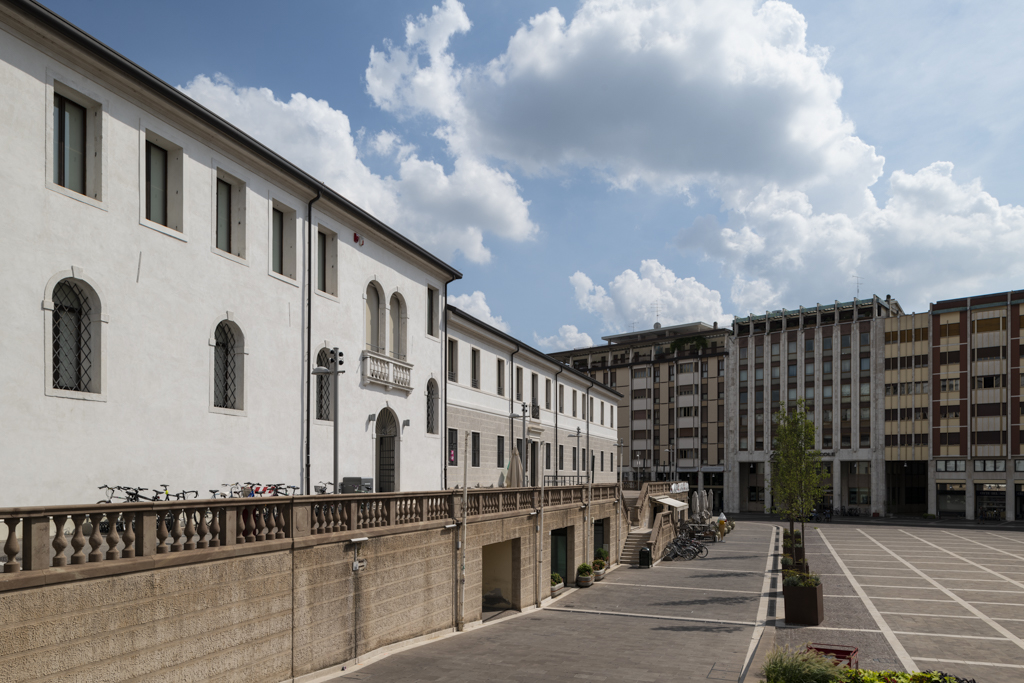 Esterno della Biblioteca Civica di Pordenone in piazza XX Settembre