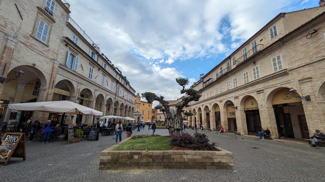 Piazza del Popolo a Fermo nelle Marche