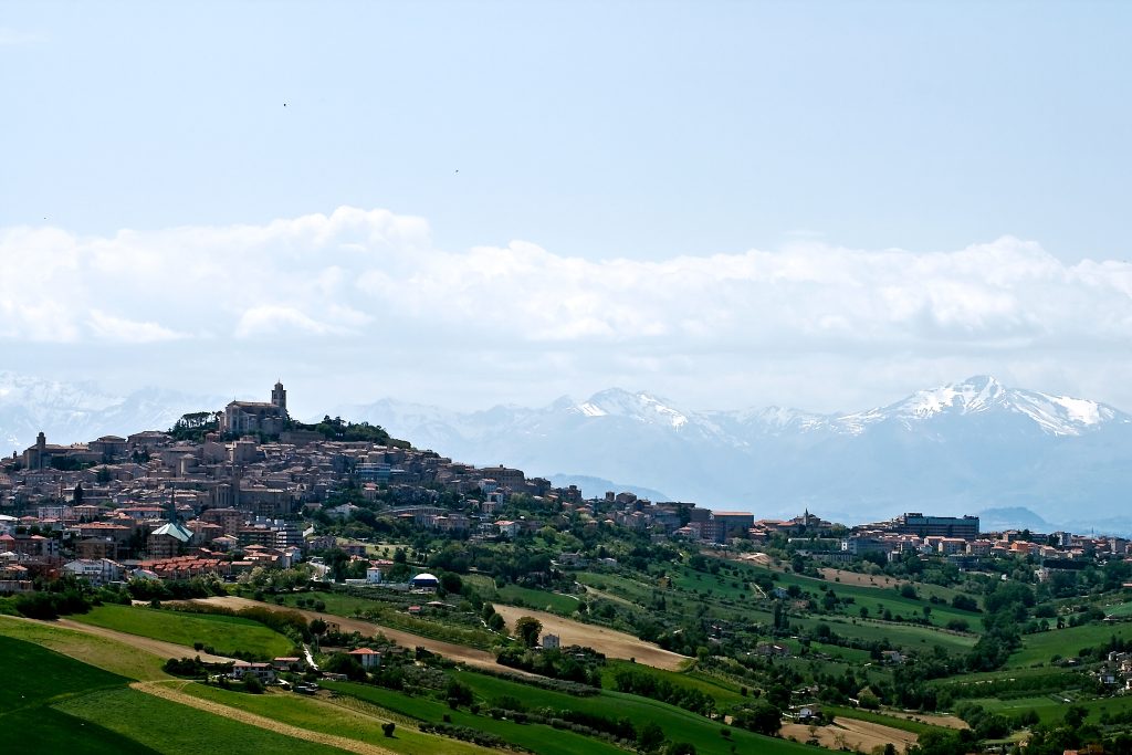 Panorama di Fermo con i Monti Sibillini