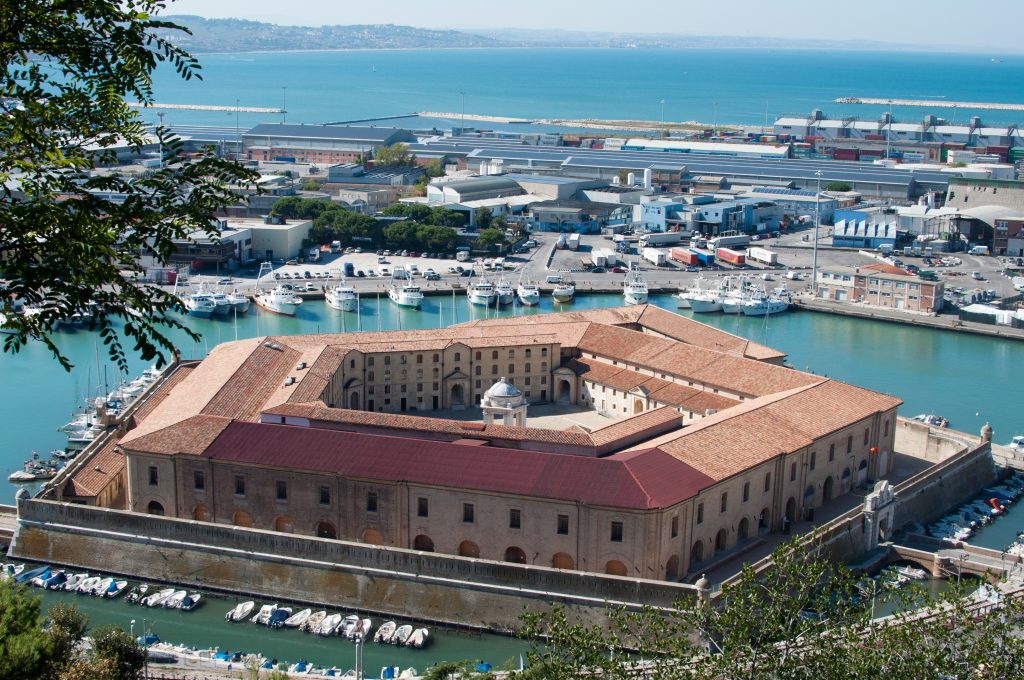 Mole Vanvitelliana sul porto di Ancona
