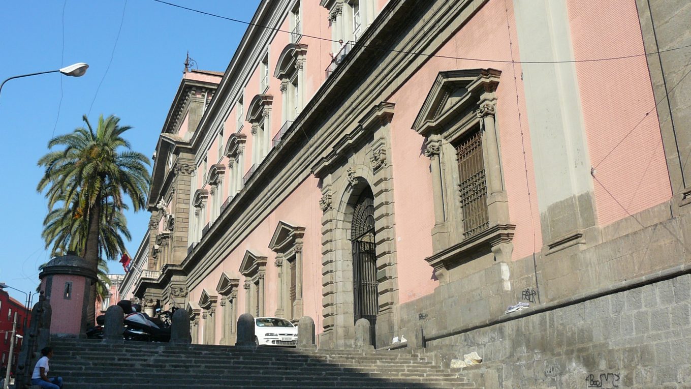 Facciata del Museo Archeologico Nazionale di Napoli