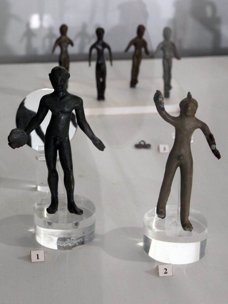 Reperti della stipe votiva di Monte Bibele al Museo archeologico di Monterenzio