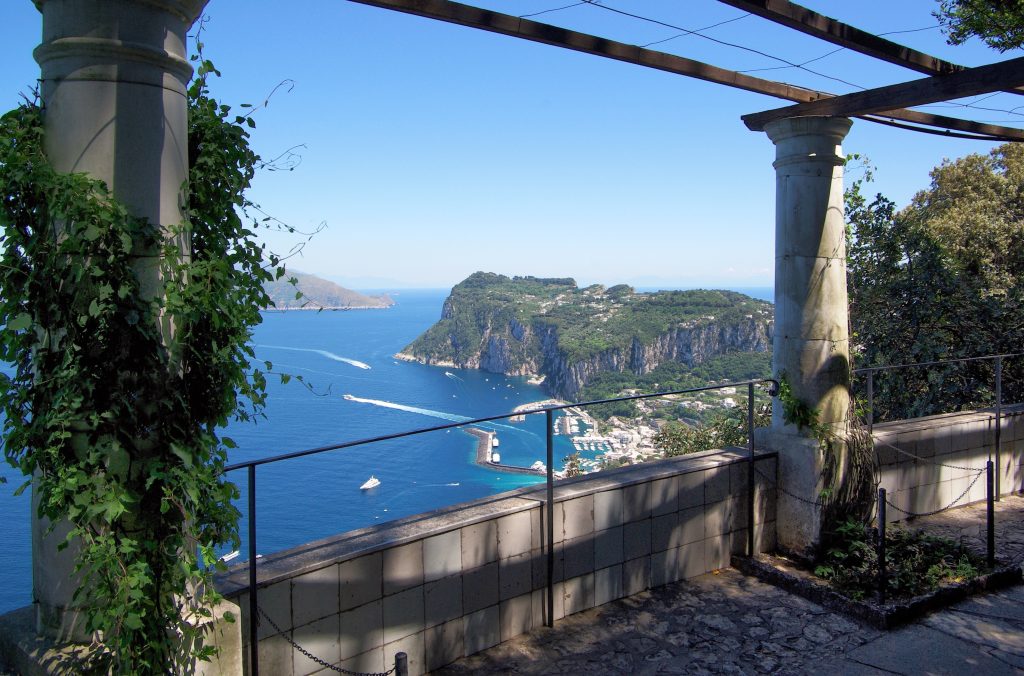 Veduta del porto di Capri da Villa San Michele ad Anacapri