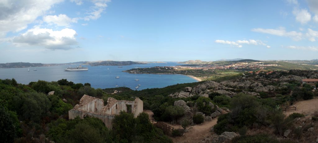 Palau in Sardegna con vista verso La Maddalena