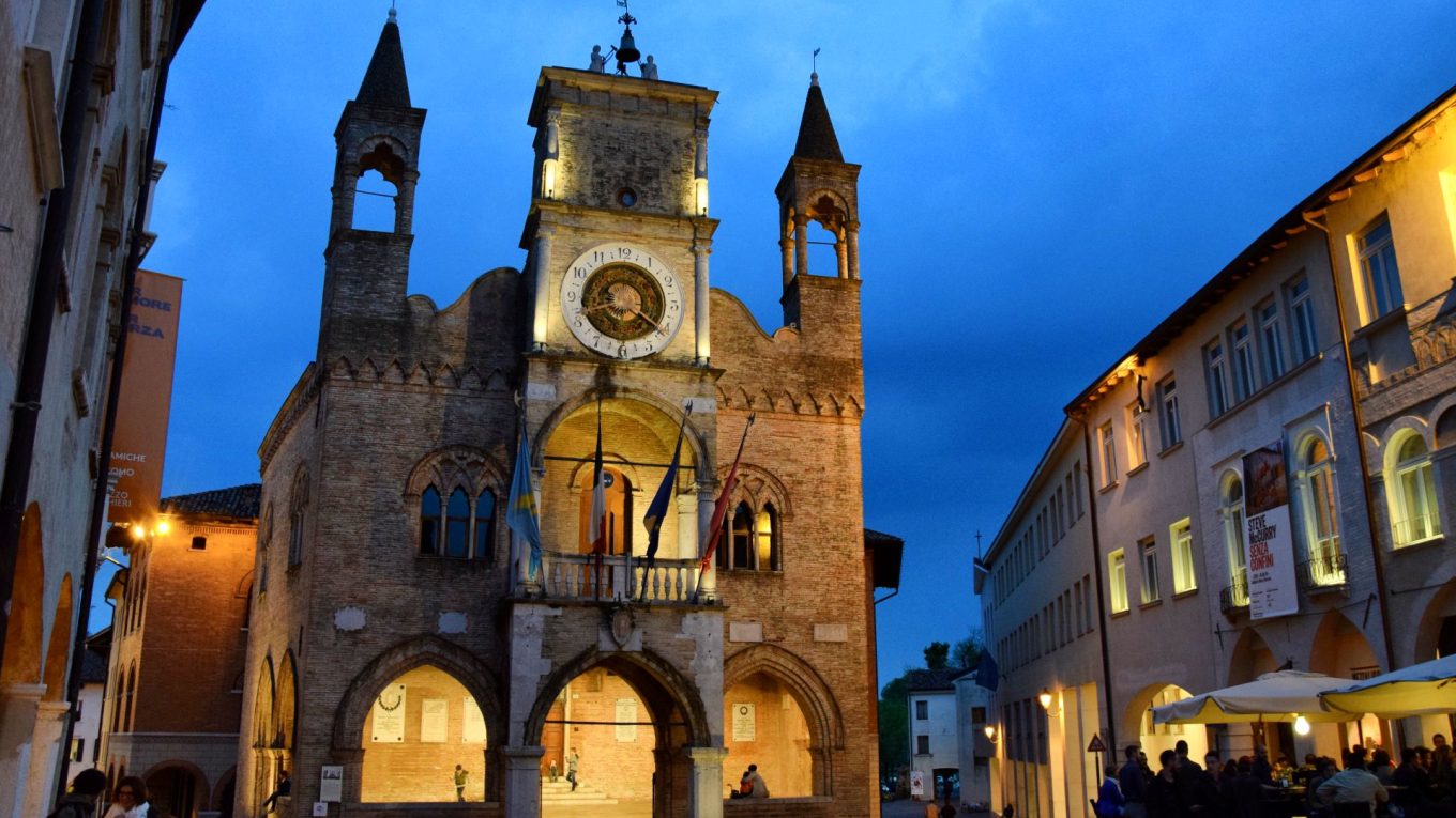 Palazzo Comunale di Pordenone al tramonto