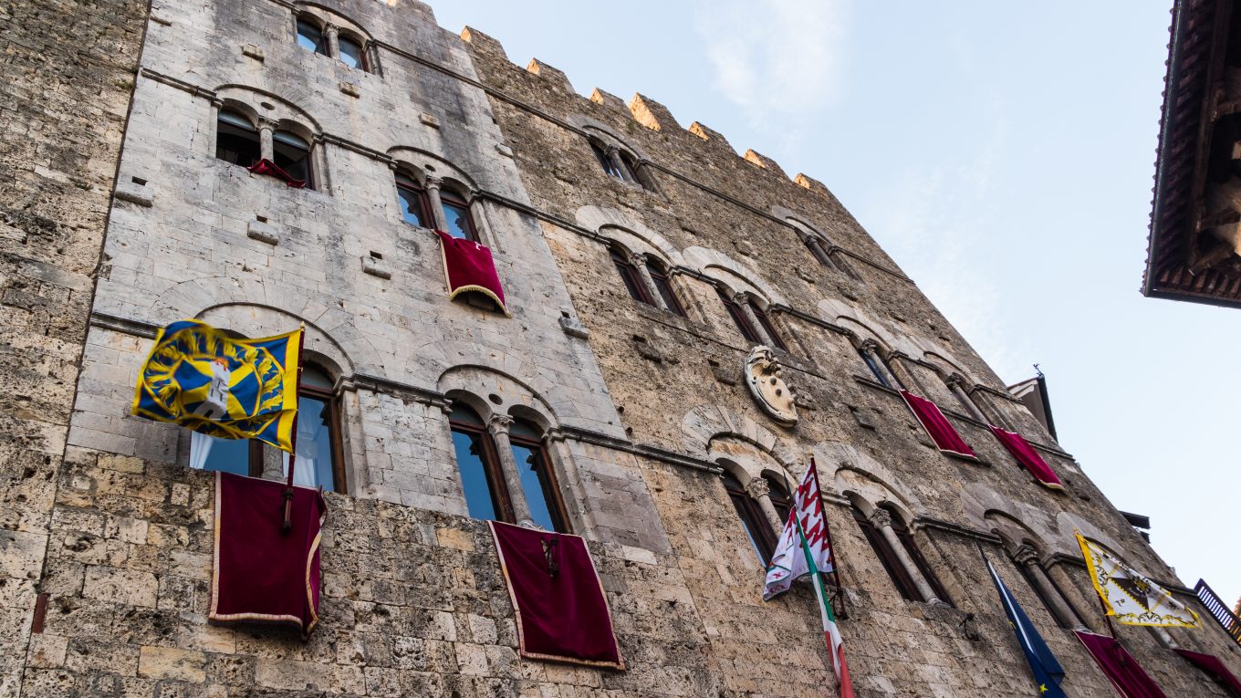 Palazzo comunale di Massa Marittima con addobbi per il Balestro del Girifalco