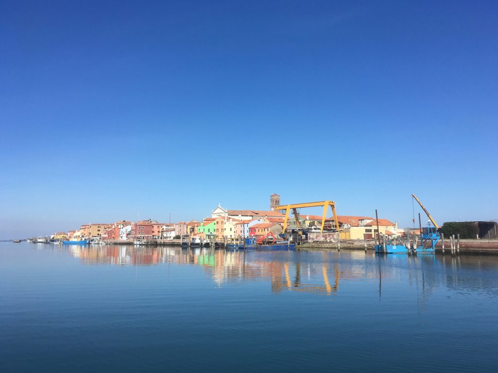 Pellestrina riflessa nella laguna
