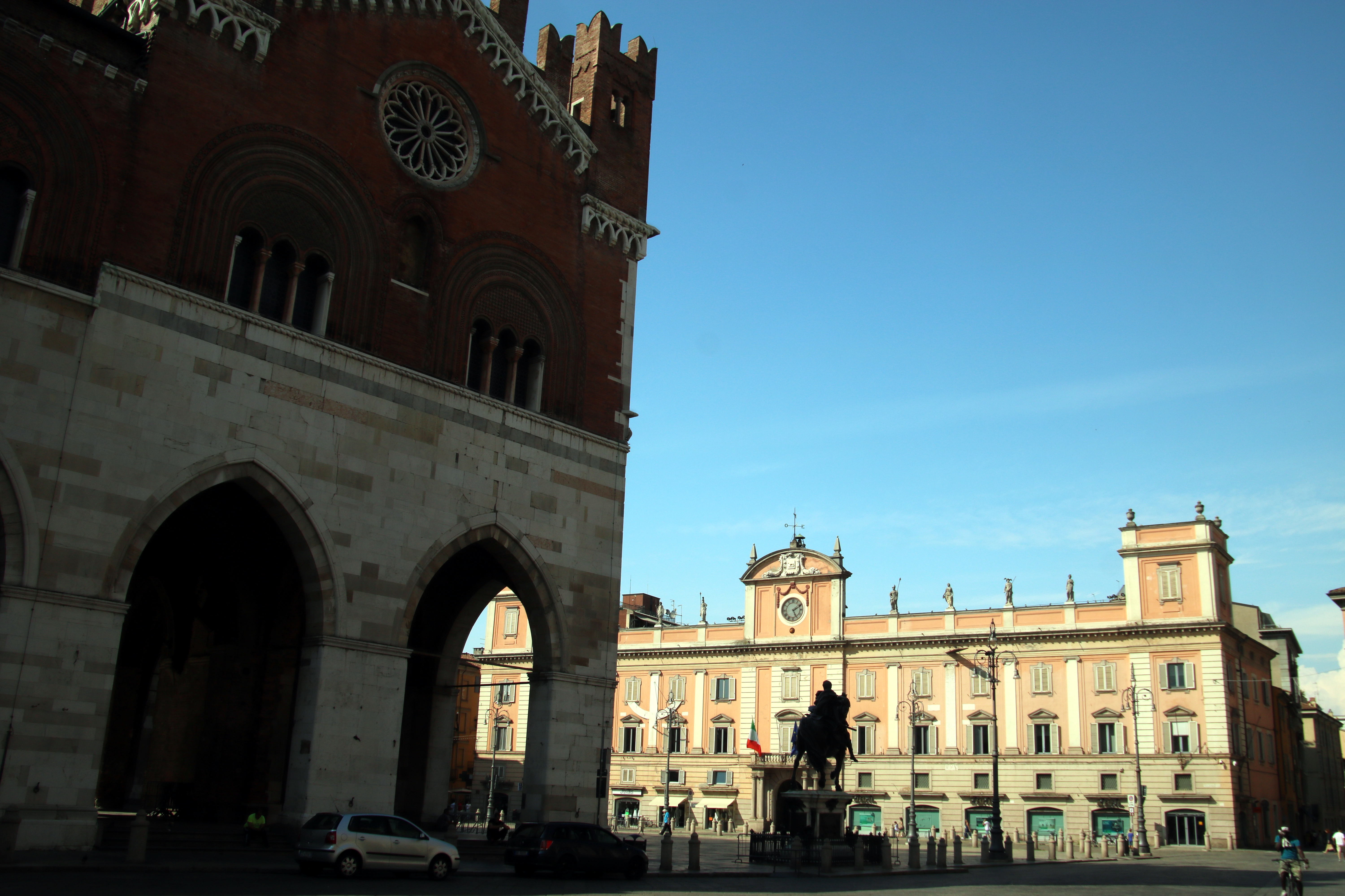Piazza Cavalli nel centro storico di Piacenza