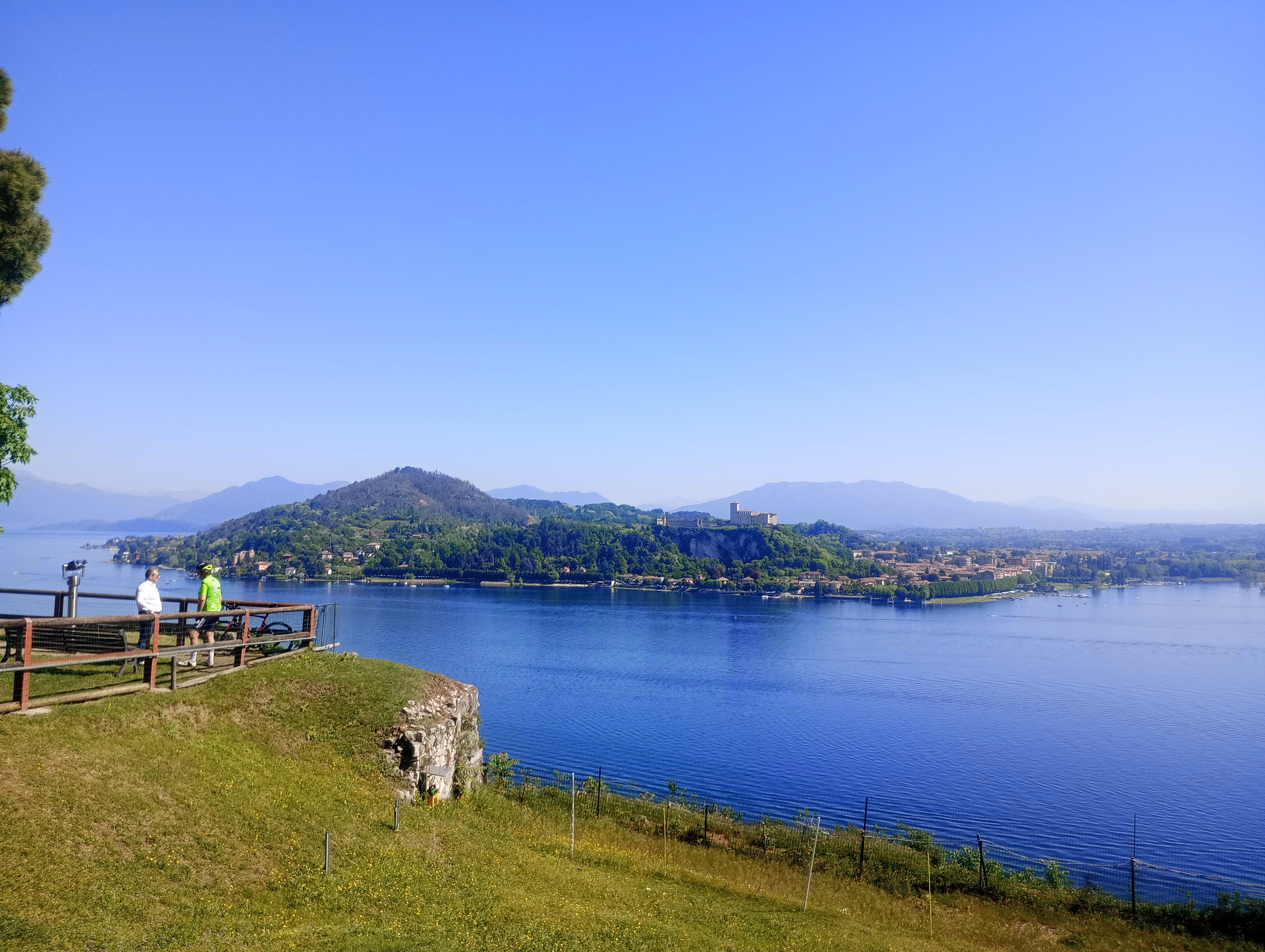 Rocca borromea di Arona vista sul Lago Maggiore