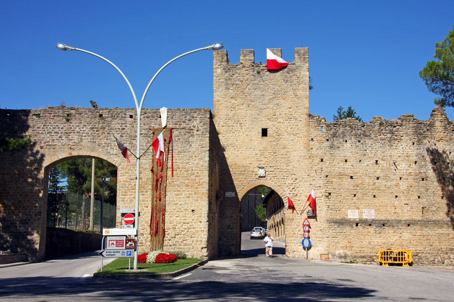 Porta Picena accesso alle mura medievali di San Ginesio