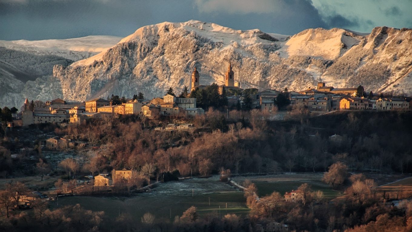 Panorama di San Ginesio con i Monti Sibillini