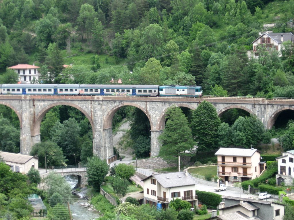 Treno italiano sul viadotto di Tenda lungo la Ferrovia delle Meraviglie