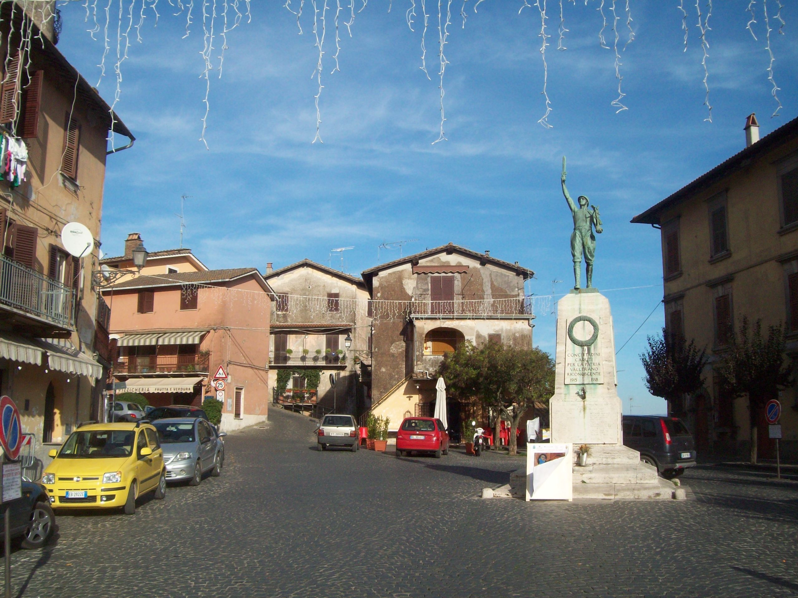 Piazza del borgo di Vallerano