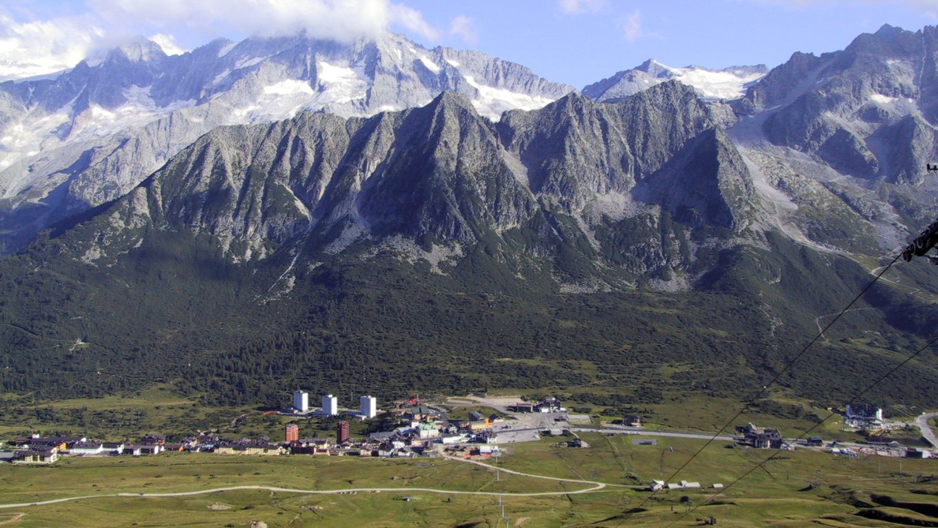 Passo del Tonale in estate con montagne e paese