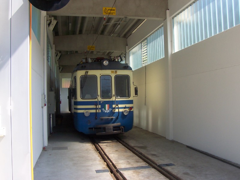 Treno della Ferrovia Domodossola Locarno nel deposito di Re