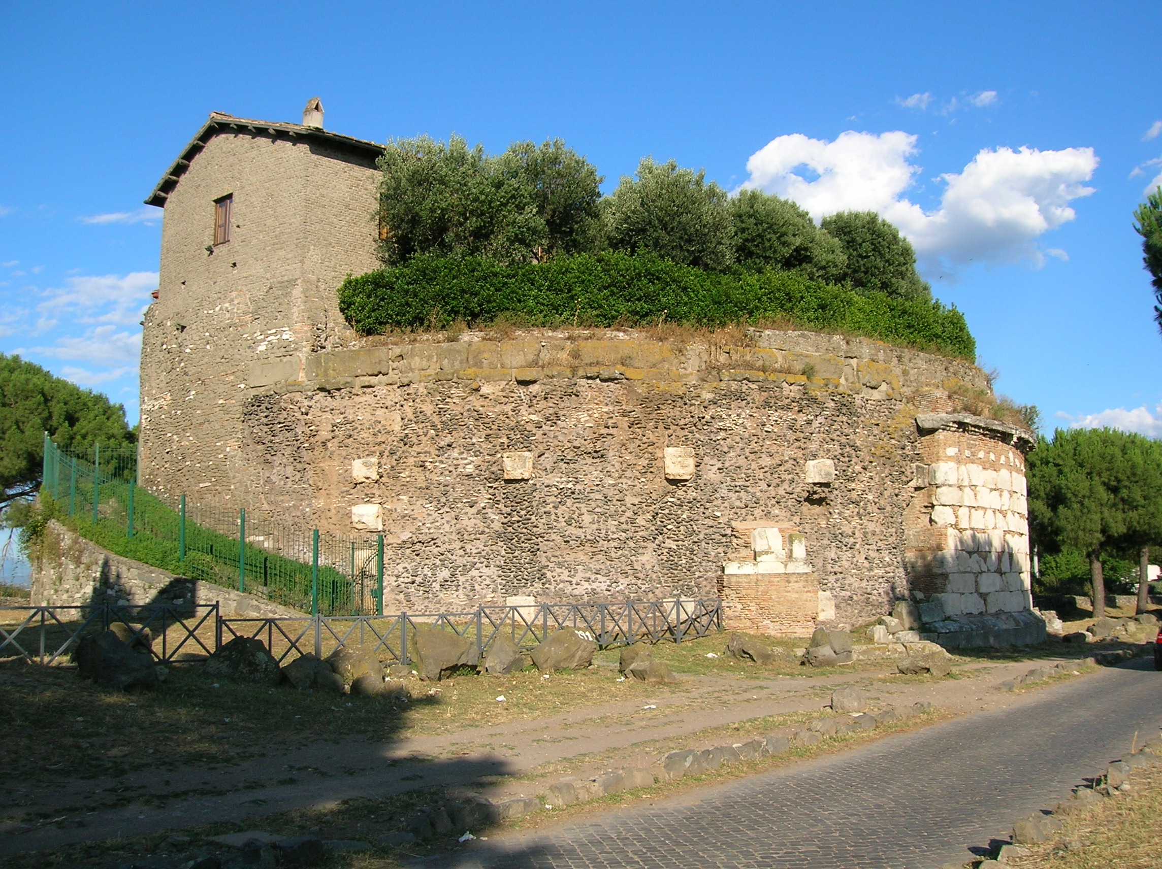 Casolare su mausoleo romano lungo la Via Appia Antica