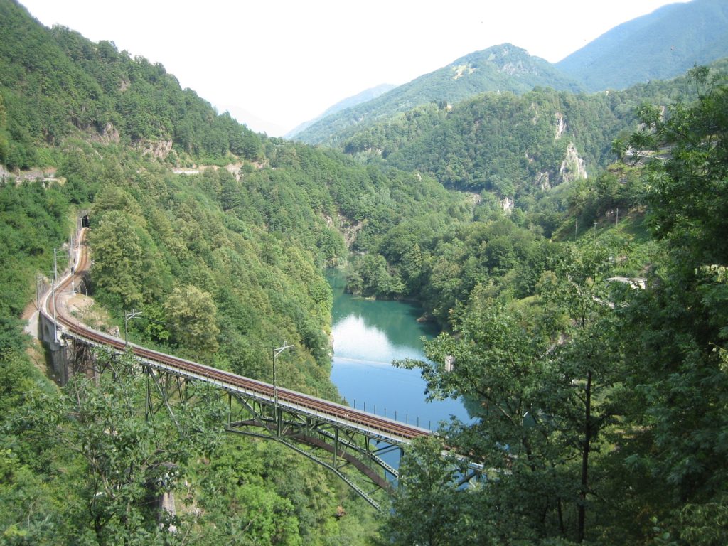 Ferrovia delle Centovalli presso Camedo lungo la linea Domodossola Locarno