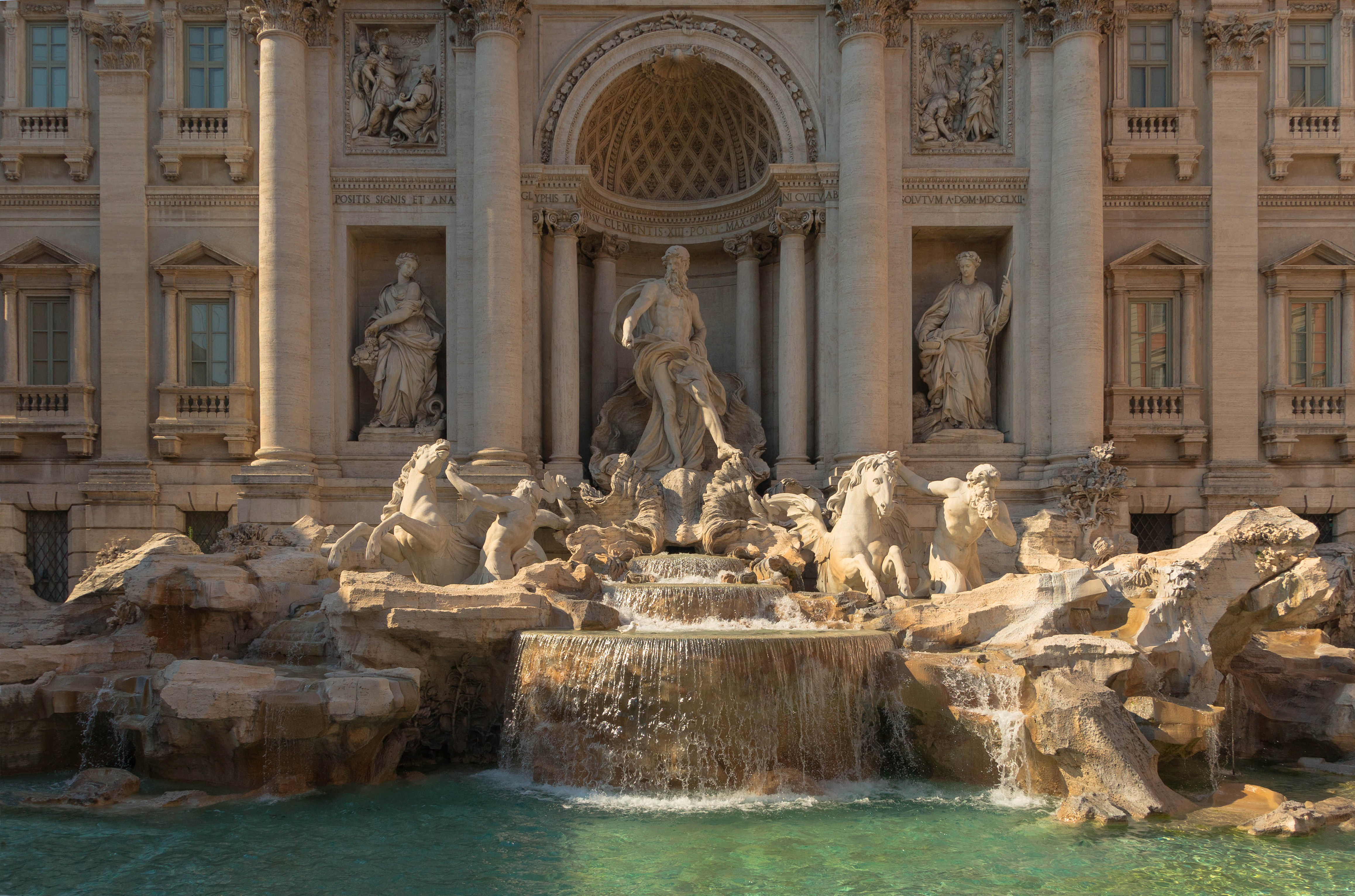 Dettaglio centrale della Fontana di Trevi a Roma