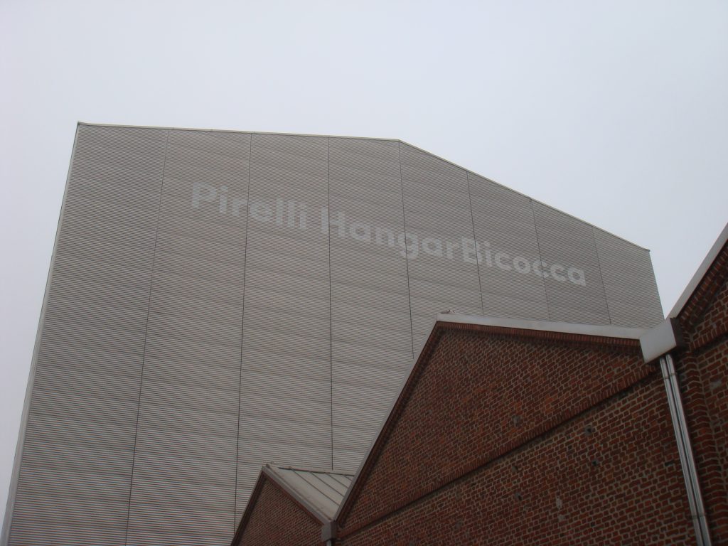 Facciata di Pirelli HangarBicocca a Milano