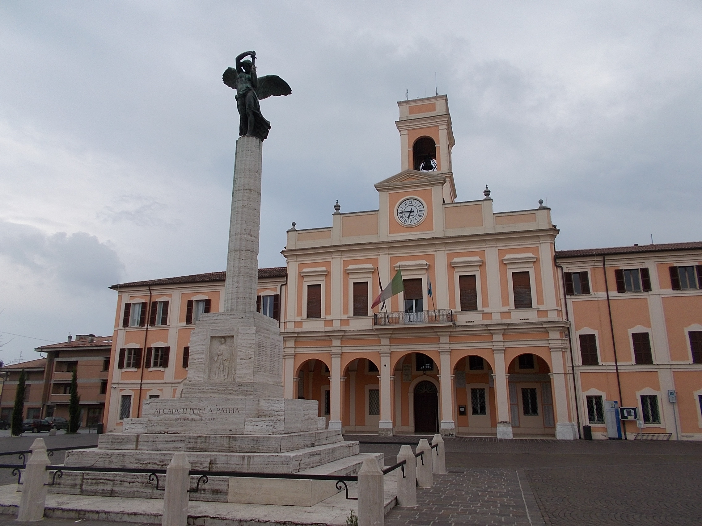 Piazza Borghesi e Palazzo Comunale a Savignano sul Rubicone