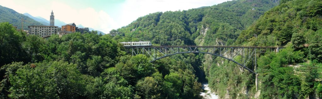 Panorama di Intragna in Centovalli con viadotto ferroviario