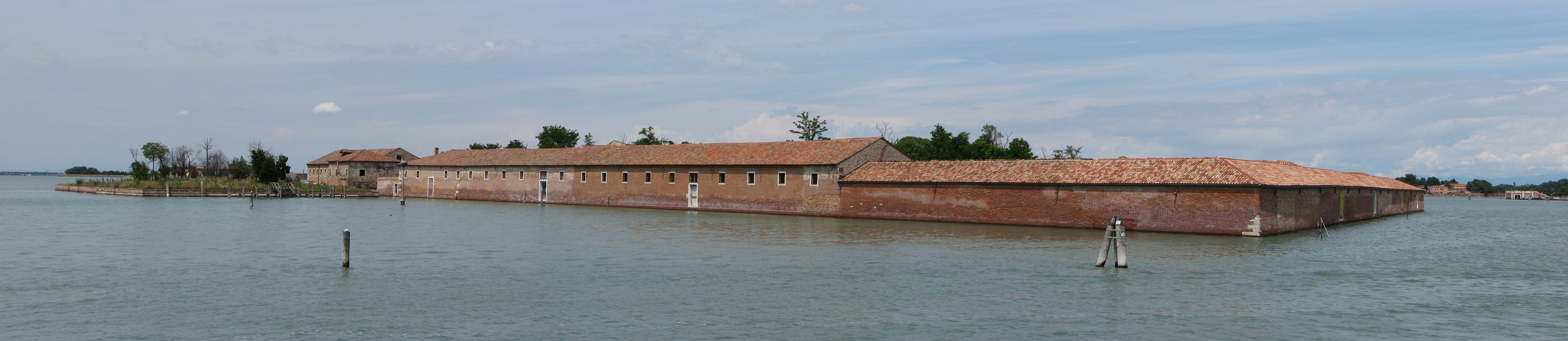 Isola del Lazzaretto Vecchio vista dal Lido di Venezia
