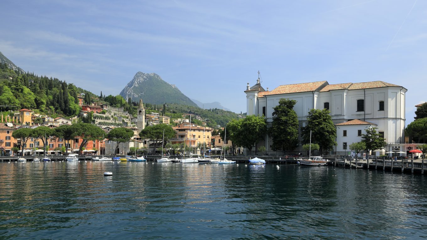 Toscolano Maderno sul Lago di Garda con le chiese di Sant Andrea e Sant Ercolano