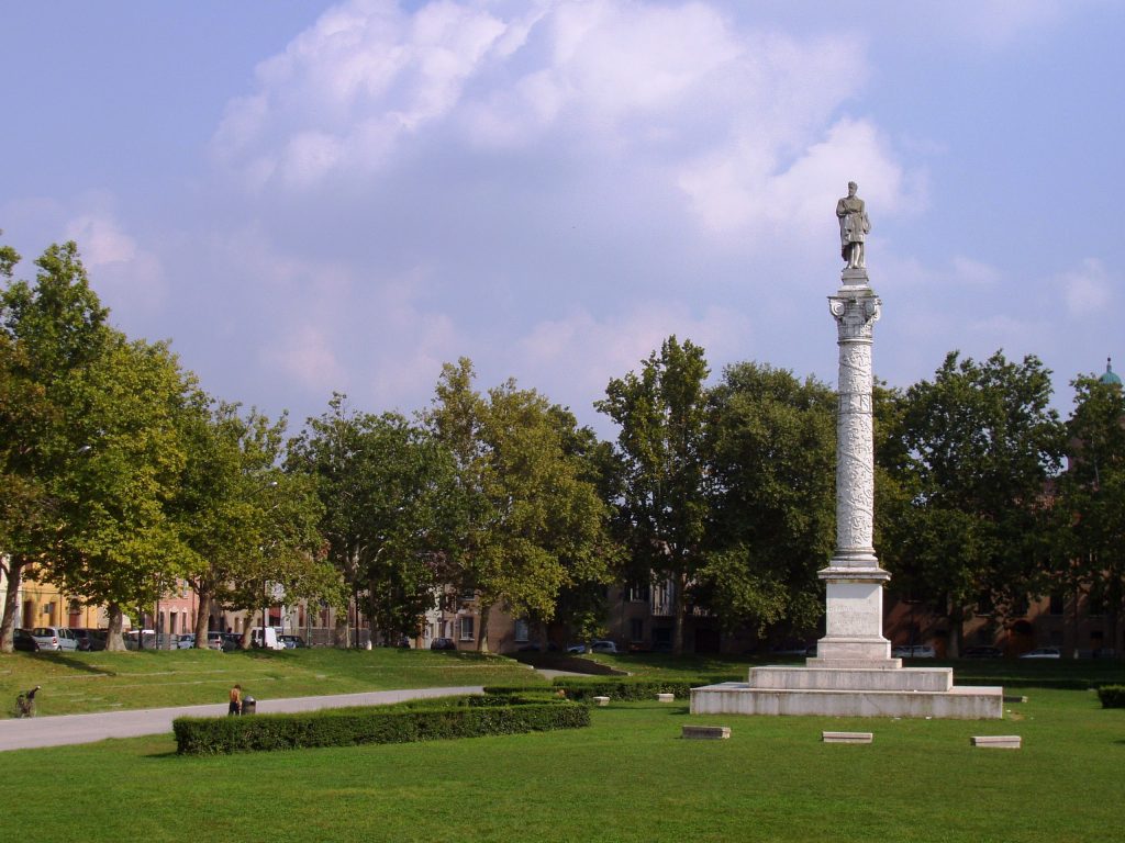 Piazza Ariostea a Ferrara con il monumento a Ludovico Ariosto