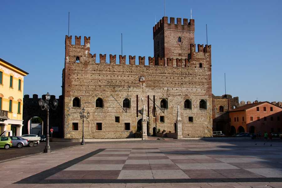 Piazza degli Scacchi con Castello Inferiore a Marostica