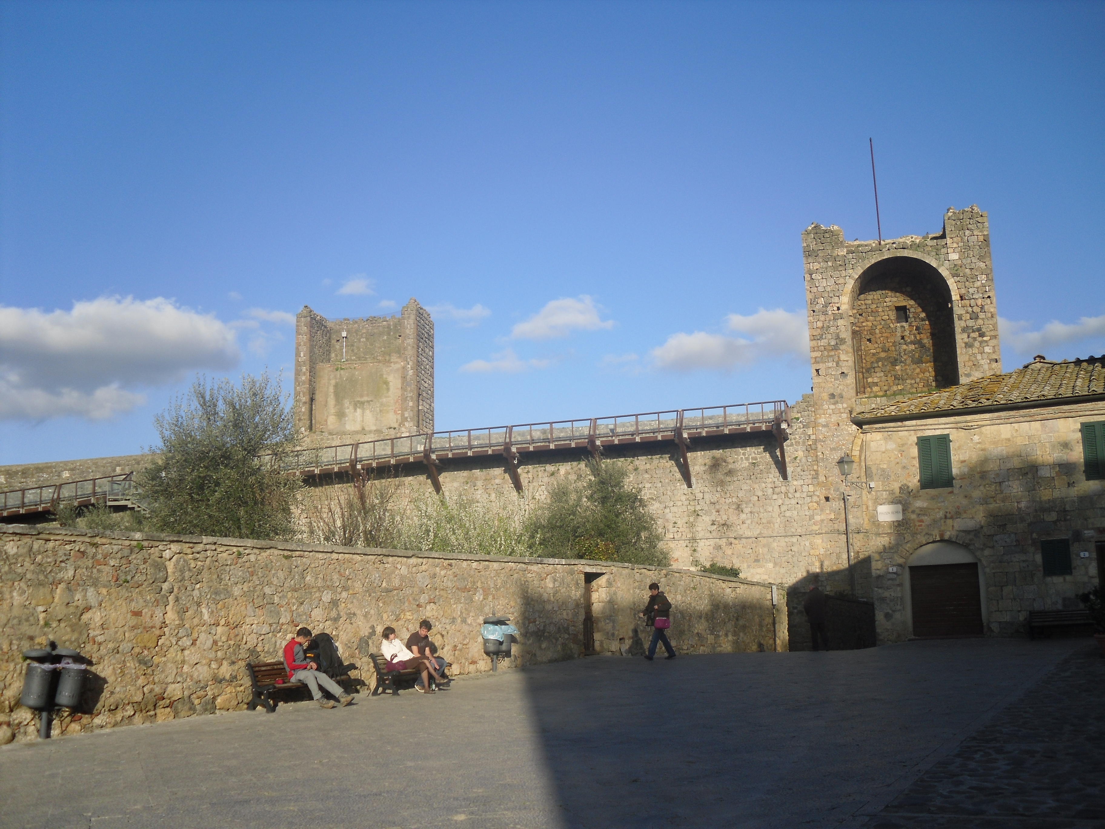 Mura di Monteriggioni viste dall’interno