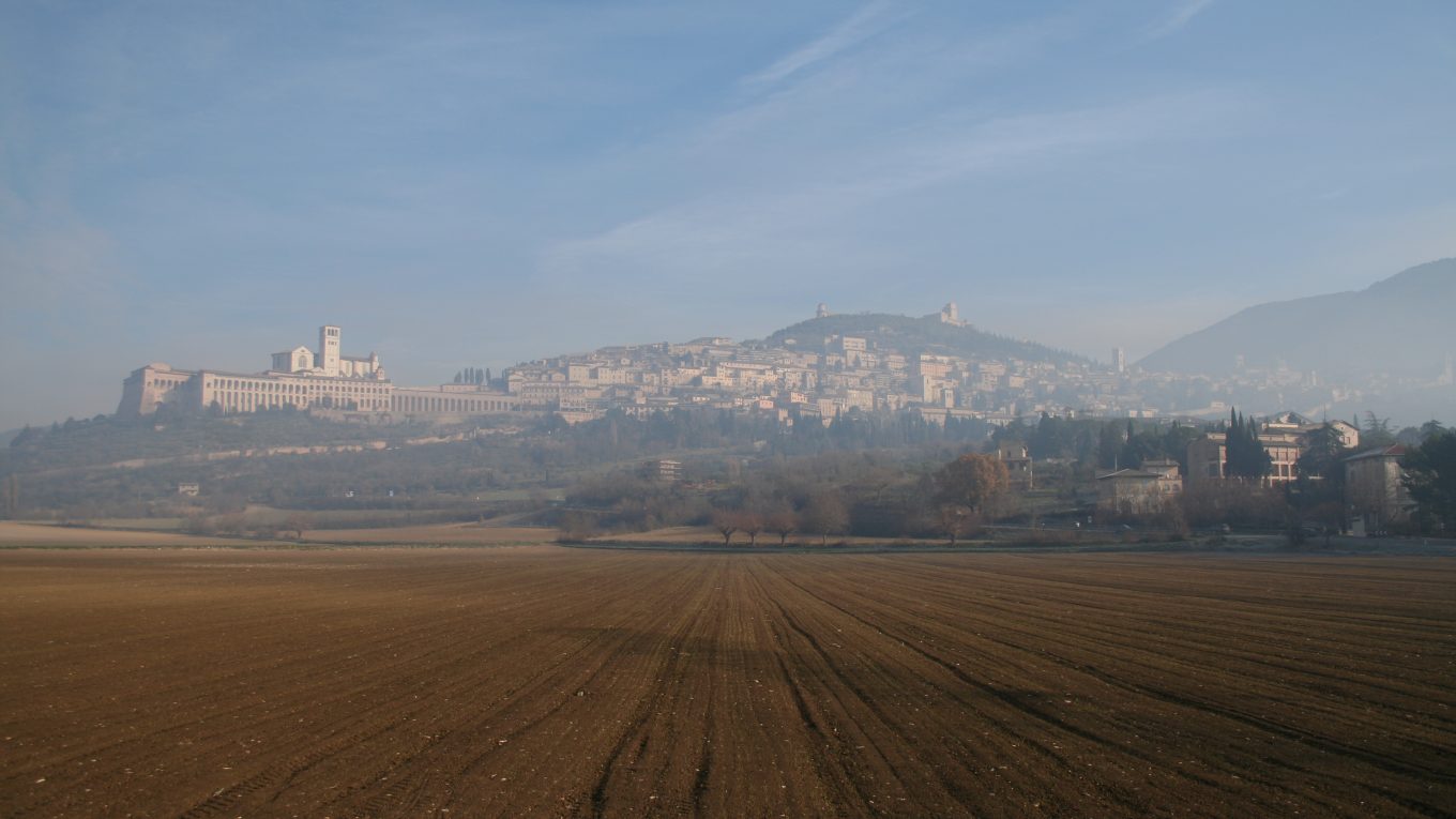 Panorama di Assisi vista dalla campagna umbra