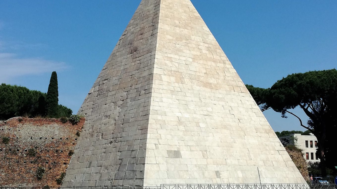 Piramide Cestia a Roma dopo il restauro