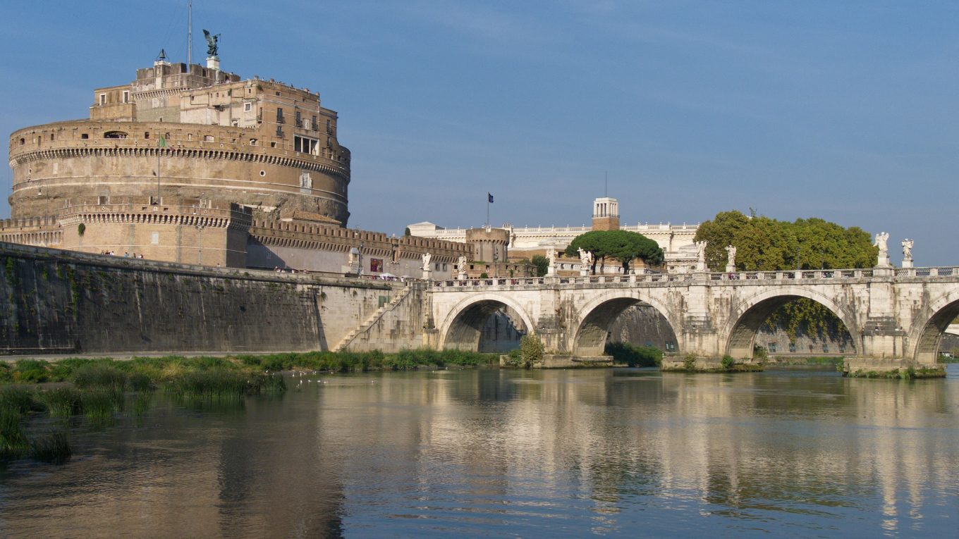 Ponte Sant’Angelo visto dal fiume Tevere a Roma