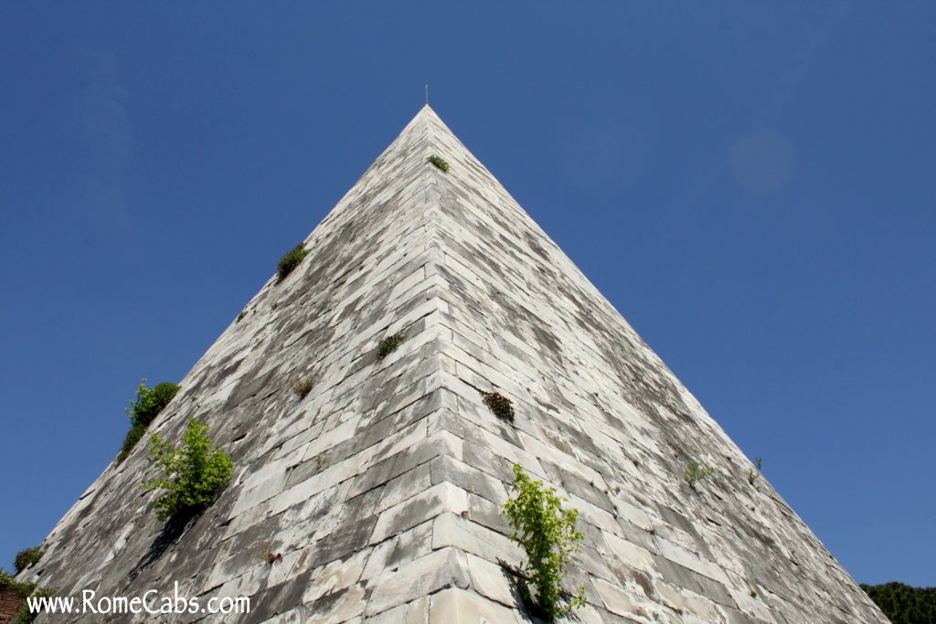 Piramide di Caio Cestio a Roma vista dall’esterno