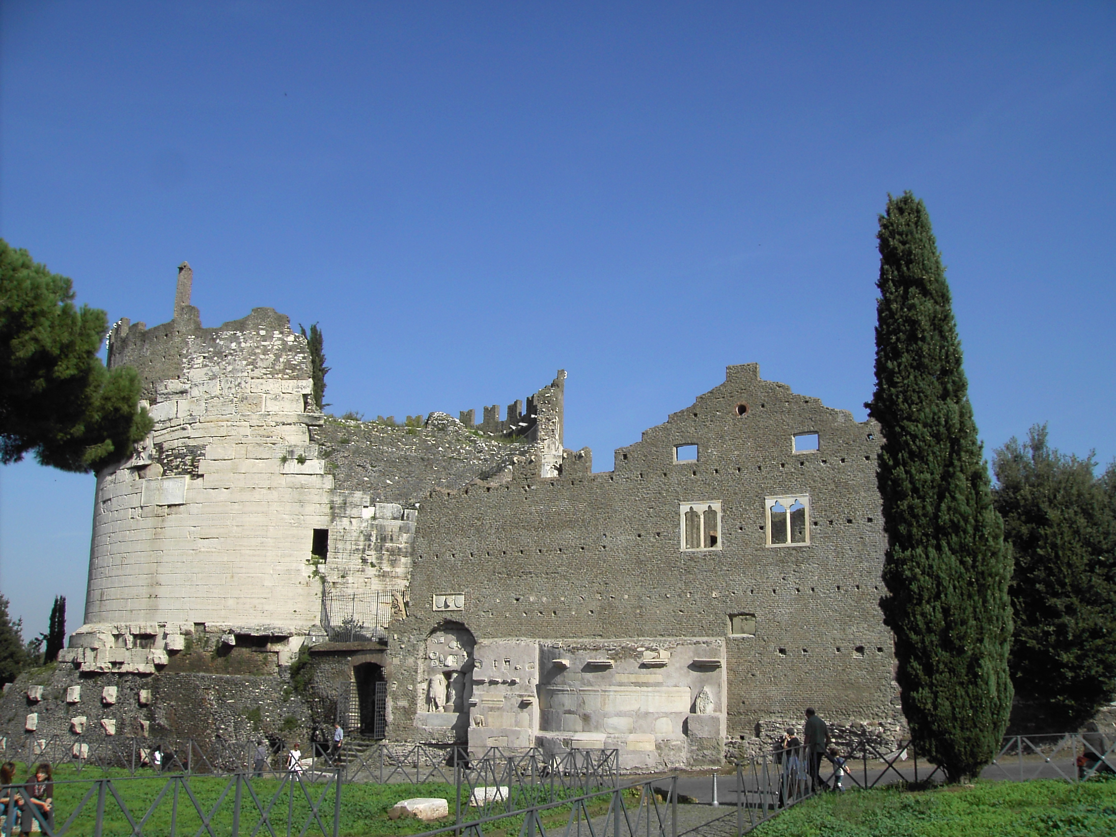 Mausoleo di Cecilia Metella lungo la Via Appia Antica
