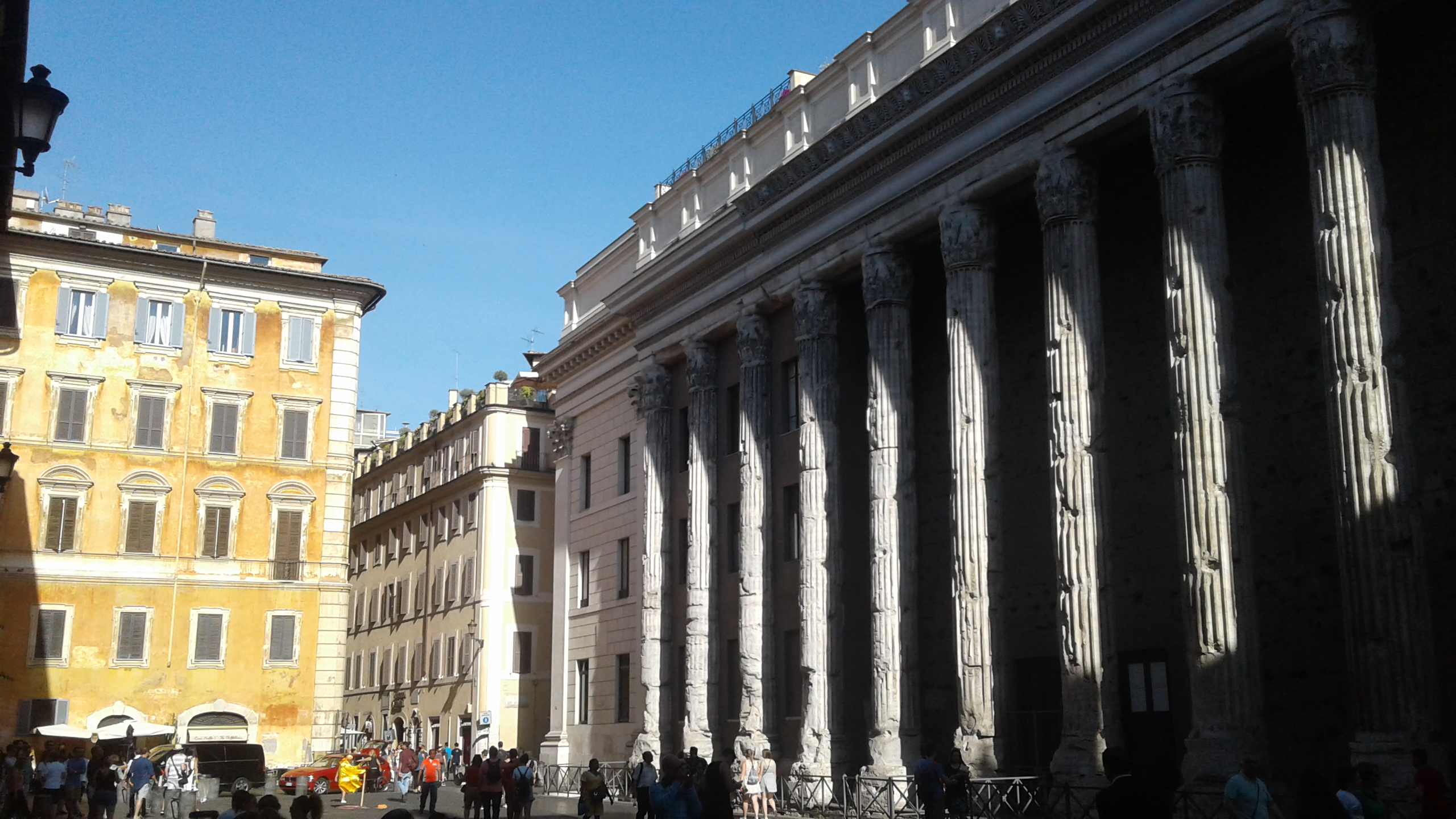 Piazza di Pietra con il Tempio di Adriano a Roma