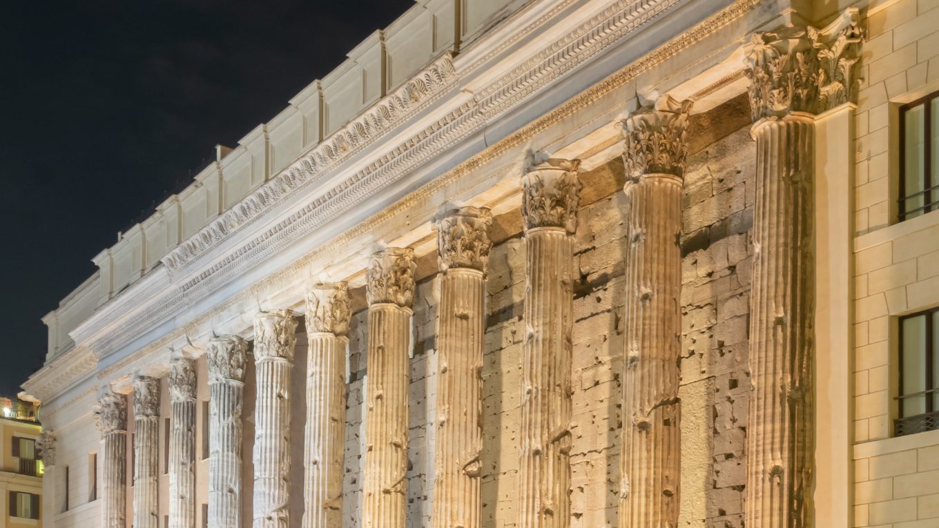 Tempio di Adriano a Piazza di Pietra a Roma