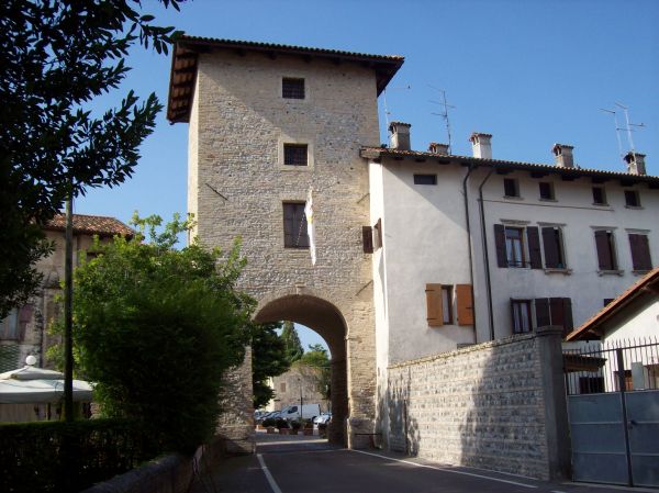 Torre di accesso a Piazza Castello a Valvasone