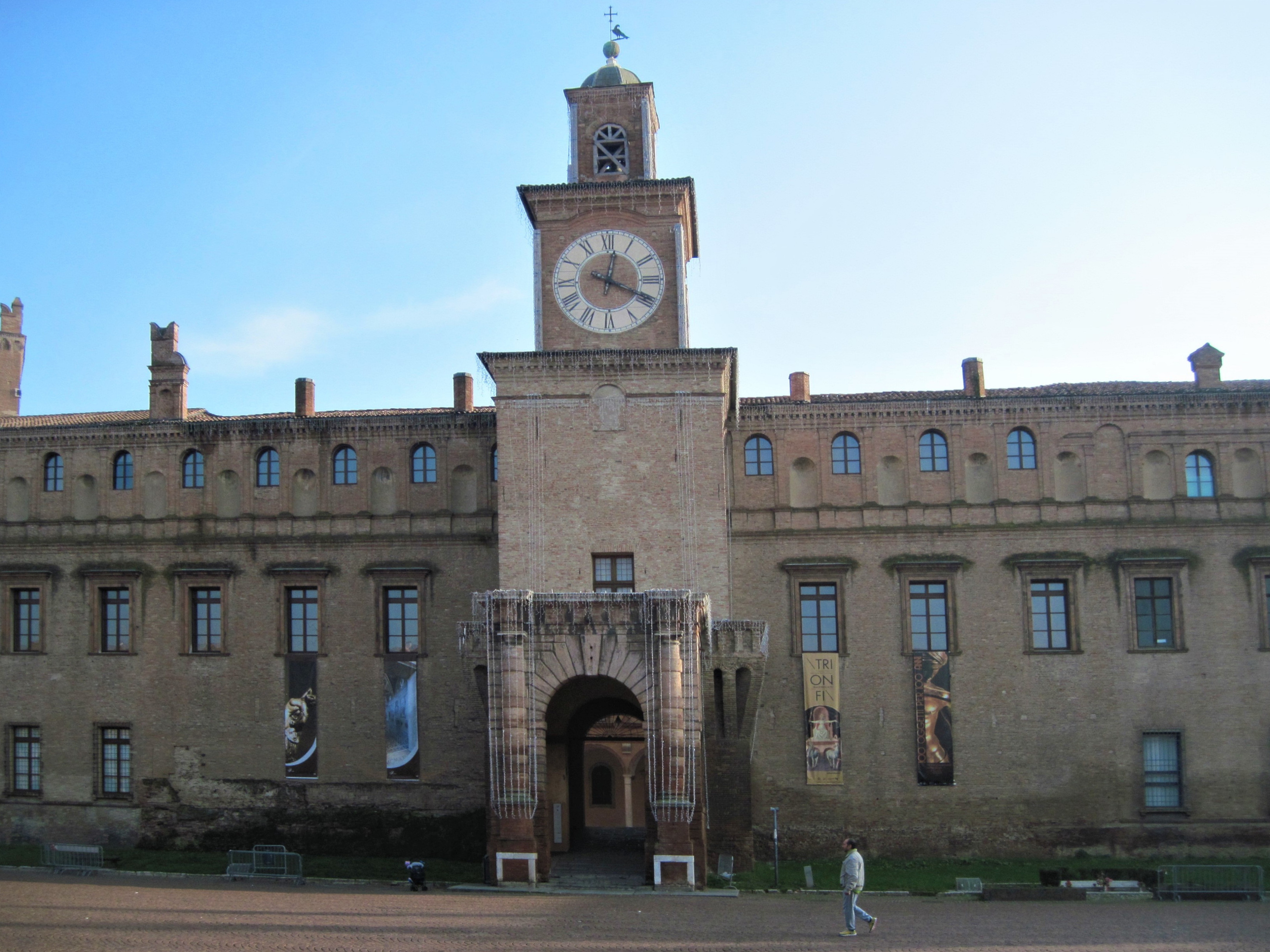 Piazza dei Martiri e Castello dei Pio a Carpi